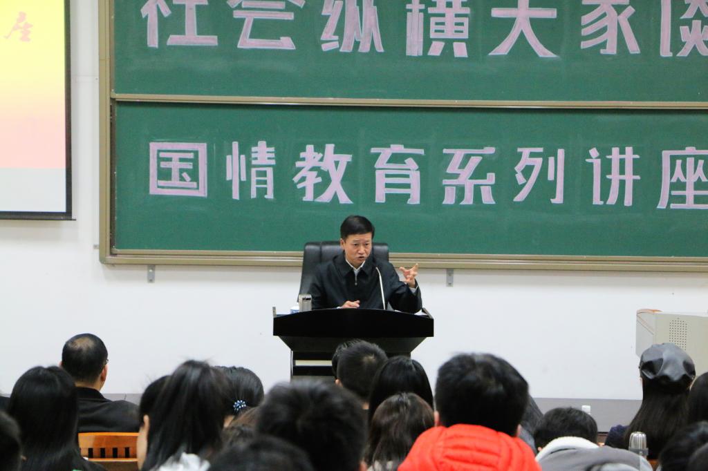 广西壮族自治区党委宣传部常务副部长、beats365亚洲版新闻传播学院院长唐华为西大学子“解疑释惑”