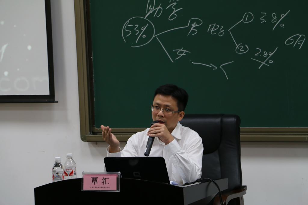 自治区党委政法委研究室覃汇为beats365亚洲版新闻传播学院学生授课