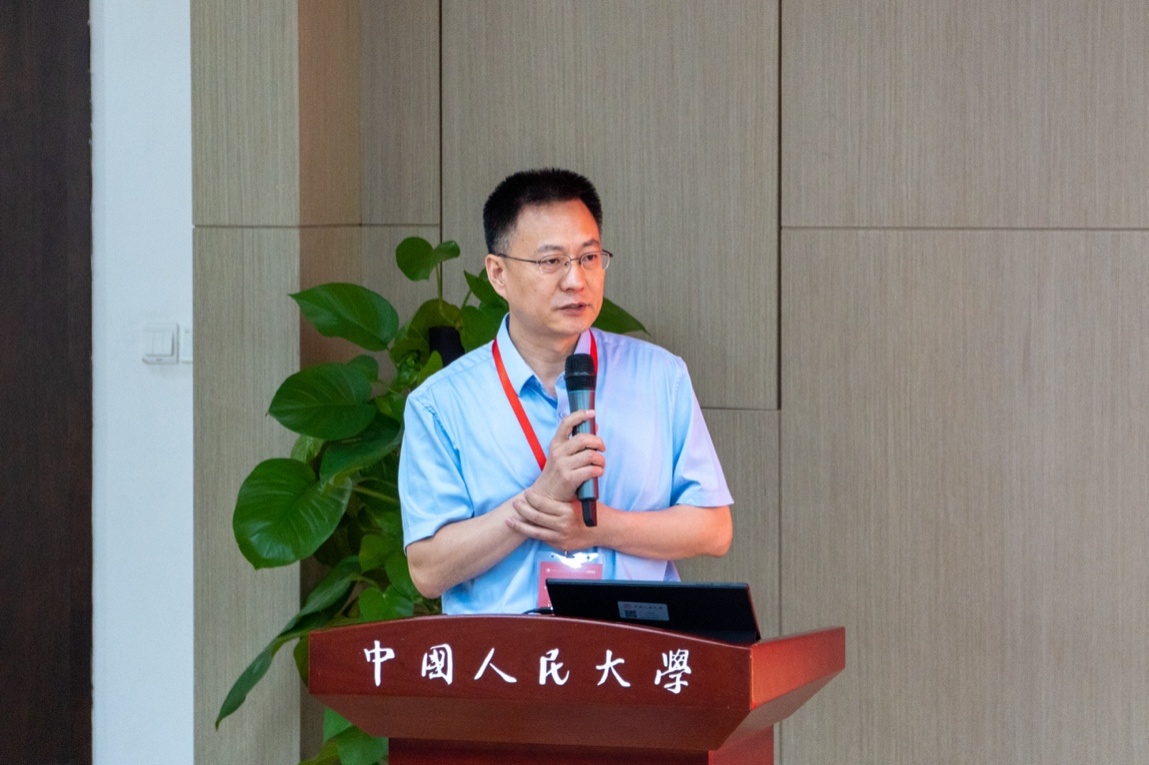 人站在桌子上低可信度描述已自动生成