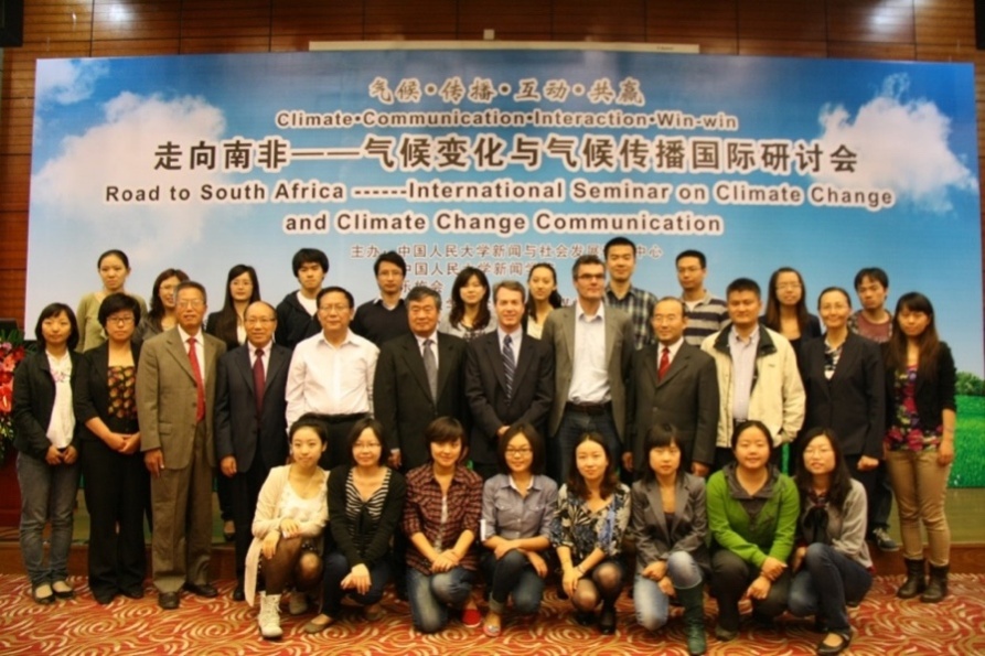 一群人站在一起合影的照片描述已自动生成