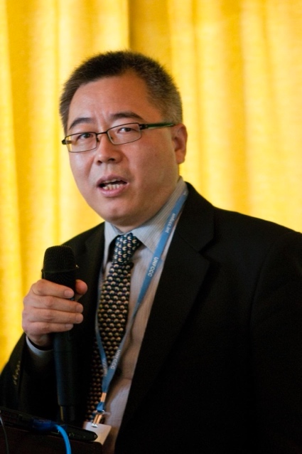 穿着西装笔挺的男子手里拿着手机的男人中度可信度描述已自动生成